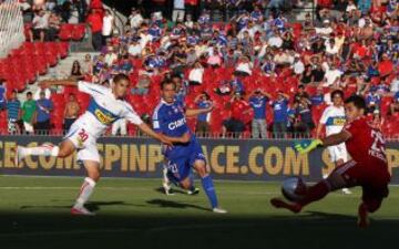 Kevin Harbottle le marcó cinco tantos a Johnny Herrera, dos con Católica y tres con O'Higgins.