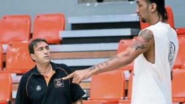 <b>SU TORRE. </b>Casimiro escucha a Ramos.