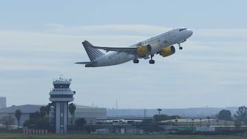 Un avi&oacute;n despega y al fondo la torre de control durante la presentaci&oacute;n de la remodelaci&oacute;n y ampliaci&oacute;n del Aeropuerto de Sevilla, a 3 de marzo de 2022 en Sevilla (Andaluc&iacute;a, Espa&ntilde;a)