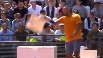 Kyrgios tira una silla a la pista y le descalifican