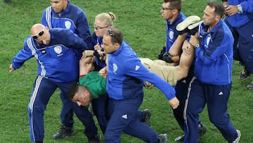 Un aficionado se lanzó al campo para abrazar a Cristiano