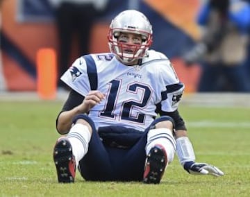 Tom Brady recibió 20 golpes de la defensa de los Broncos,estuvo casi más tiempo en el suelo que con el balón en sus manos. La presión terminó por acabar con las opciones. 