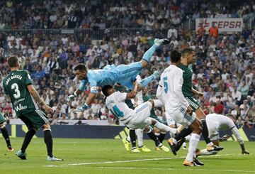 Golpe entre Casemiro y Adán.