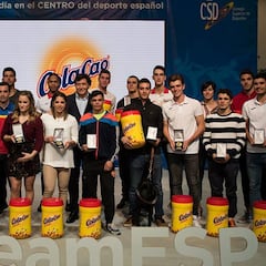 Medallistas olímpicos enseñan a los niños a hacer deporte