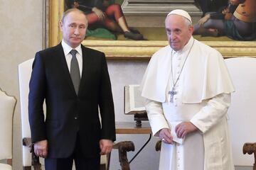 El presidente de la Federaci車n Rusa, Vladimir Putin (izq.), se reuni車 con el papa Francisco en el Vaticano el 4 de julio de 2019.