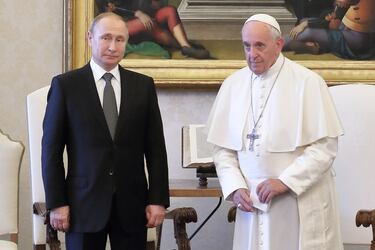 El presidente de la Federación Rusa, Vladimir Putin (izq.), se reunió con el papa Francisco en el Vaticano el 4 de julio de 2019.