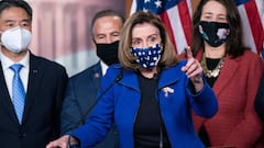 La presidenta de la C&aacute;mara de Representantes de Estados Unidos, Nancy Pelosi, con los gerentes de juicio pol&iacute;tico de la C&aacute;mara de Representantes, habla con la prensa despu&eacute;s de que el Senado votara para absolver al expresidente de Estados Unidos Donald Trump, en el Capitolio de Estados Unidos en Washington, DC, el 13 de febrero de 2021.