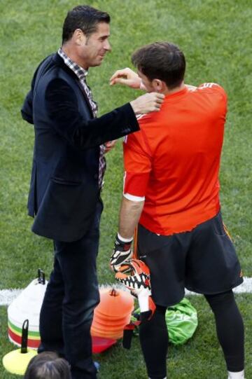 El portero del Real Madrid Iker Casillas saluda al exjugador del conjunto blanco Fernando Hierro.