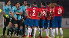 Los jugadores de Chile y Uruguay en accion durante el partido del grupo A de la Copa America 2015 en el estadio Nacional de Santiago, Chile.
 24/06/2015 
 