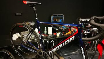 El ciclista italiano Vincenzo Nibali mostr&oacute; la bicicleta de la marca Merida de color azul oscuro con tonos rojos con la que correr&aacute; en el Bahrain-Merida en 2017.