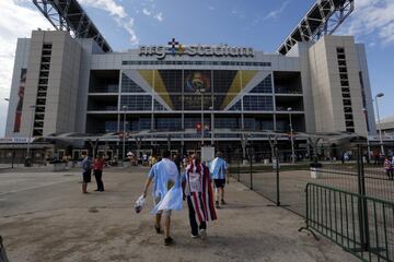 Color de los hinchas llegando  en el NRG Stadium en  Houston. 