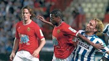 <b>DIOP, EN PUGNA. </b>Diop lucha con Rivas en el partido de la primera vuelta en el Nou Estadi.