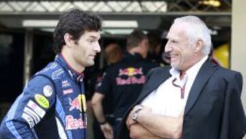 Mateschitz conversa con Mark Webber. 