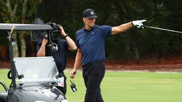 Durante el evento de caridad que reuni&oacute; a Phil Mickelson, Tiger Woods, Peyton Manning y Brady, este &uacute;ltimo rompi&oacute; su pantal&oacute;n al inclinarse por una pelota.