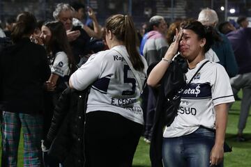 El partido se tuvo que detener a los nueve minutos de juego por graves incidentes tanto dentro como fuera del estadio. Hinchas del Lobo que quedaron afuera se enfrentaron con la policía, que reprimió de manera abrupta.  El humo de los gases lacrimógenos ingresó al estadio