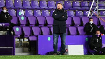 VALLADOLID, SPAIN - JANUARY 29: Real Valladolid Manager Sergio Gonzalez looks on during the La Liga Santander match between Real Valladolid CF and SD Huesca at Estadio Municipal Jose Zorrilla on January 29, 2021 in Valladolid, Spain. Sporting stadiums aro