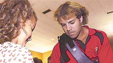 <b>APOYO. </b>Los seguidores de Osasuna animaron a Rosado y le pidieron que no se marche.