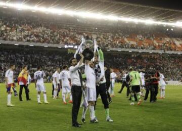 Xabi Alonso celebra su segunda Copa del Rey con el Real Madrid el 16 de abril de 2014 tras ganar al Barcelona en Mestalla.