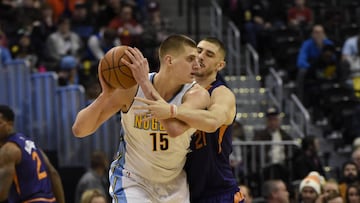 PHO01. DENVER (EE.UU.), 26/01/2017.- El jugador Alex Len (d) de Phoenix Sun en acción ante Nikola Jokic (i) de Denver Nuggets hoy, jueves 26 de enero de 2017, durante un juego entre Denver Nuggets y Phoenix Suns de la NBA, que se disputa en Denver (Estados Unidos). EFE/Todd Pierson