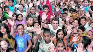 Alonso actuó como embajador de Unicef ayer en Sao Paulo, e hizo las delicias de los niños de un centro de acogida