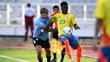 Uruguay's midfielder #14 Mateo Peralta and Colombia's midfielder #23 Neiser Villarreal fight for the ball during the 2025 South American U-20 football championship final round match between Uruguay and Colombia at the Jos� Antonio Anzo�tegui stadium in Puerto La Cruz, Anzoategui state, Venezuela on February 16, 2025. (Photo by Juan BARRETO / AFP)