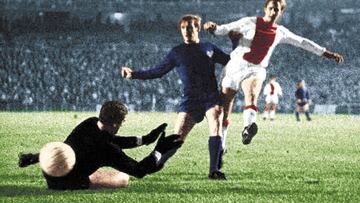 Cruyff, obstaculizado por Zoco, bate a Junquera en un Madrid-Ajax de la Copa de Europa de 1967-1968, en el Bernab&eacute;u.