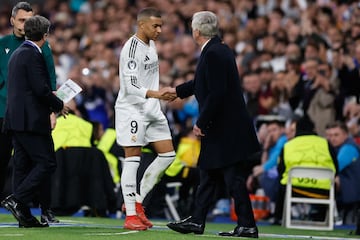 Mbappé y Ancelotti se saludan en la banda.