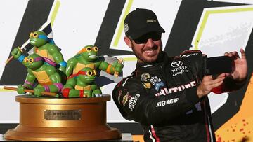 Martin Truex Jr se hace una selfie con su trofeo de Tortugas Ninja tras ganar las 400 millas de Chicago.