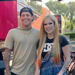 Ryan Sheckler fabrica una tabla de skate para Avril Lavigne
