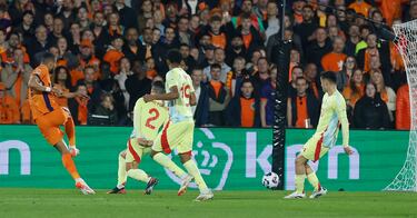 1-1. Justin Kluivert asiste, desde la corona del área española, a Cody Gakpo que con la pierna derecha, saca un potente disparo raso al palo corto de Unai Simón y le supera.