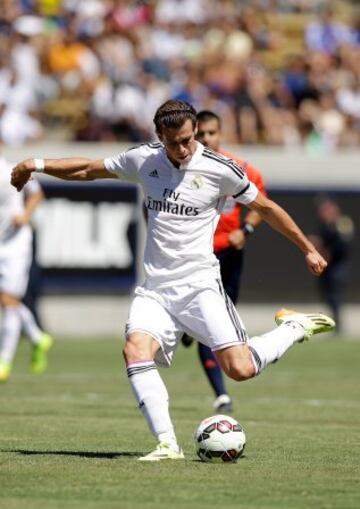 0-1. Gareth Bale anotó el primer tanto con un disparo desde fuera del área.