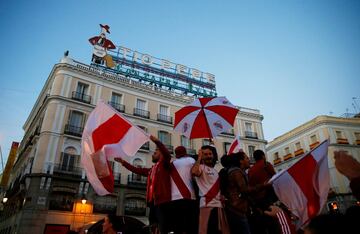 Los hinchas de River se concentraron en la Puerta del Sol antes del partido de mañana.