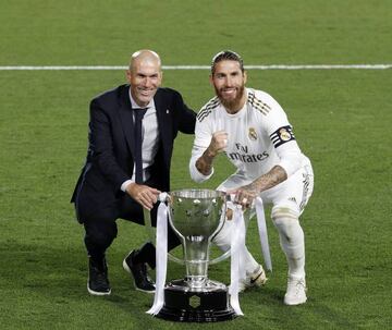 ZIdane and his captain Ramos with the LaLiga trophy 2019/20.