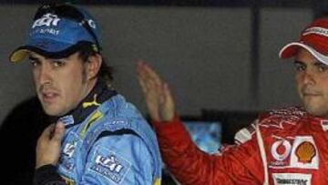 <b>FELICITADO.</b> El asturiano recibe la admiración del brasileño Felipe Massa tras conseguir el mejor tiempo por delante de su compañero, Michael Schumacher.