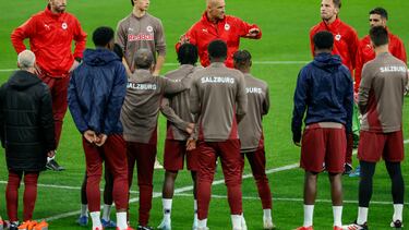 El entrenador del Red Bull Salzburgo, el alem¨¢n Thomas Letsch (c, detr¨¢s), durante el entrenamiento del equipo este martes en el estadio Santiago Bernab¨¦u, en la v¨ªspera del partido de Liga de Campeones que les enfrenta al Real Madrid.
