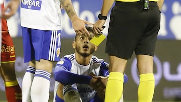 Luis Su&aacute;rez, en el momento de su amonestaci&oacute;n ante el Las Palmas.