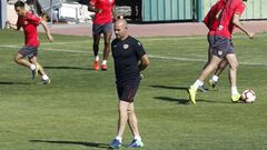 Paco J&eacute;mez, pensativo durante un entrenamiento.