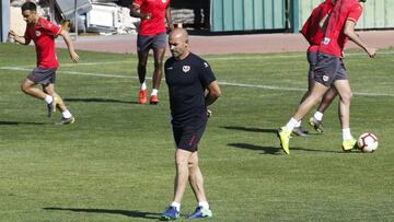 Paco Jémez, pensativo durante un entrenamiento.