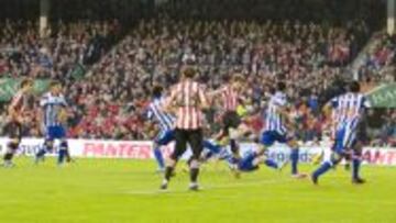 OCASIÓN ROJIBLANCA. Llorente remata el rechace del balón que envió él mismo de cabeza al larguero.