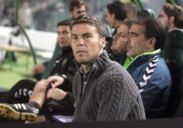 El entrenador del Real Valladolid, Joan Francesc Ferrer 'Rubí', durante el partido frente al Elche de vuelta de dieciseisavos de final de la Copa del Rey, disputado esta tarde en el estadio Martínez Valero. 