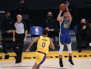 Golden State Warriors cambi車 dr芍sticamente la manera de jugar al baloncesto entre 2014 y 2019. Un lapso brillante, en el que se convirti車 en el mejor equipo de la historia, con cinco Finales de la NBA y tres anillos. Adi車s al p赤vot gigante, hola a quintetos m車viles con defensas veloces, abrasivas, constantes que eran la primera piedra de un ataque &l車gico*: si los triples valen m芍s que los lanzamientos de dos, tiremos desde m芍s all芍 del arco. Y funcion車, sobre todo, por Stephen Curry.
El base creci車 en esos cinco a?os como uno de los grandes de la historia. Como el mejor triplista de siempre. Una realidad visible, pero que lleg車 con certificado de autenticidad este mes de diciembre al superar los 2.973 triples de Ray Allen para convertirse en el m芍ximo triplista de siempre en la Liga norteamericana. Otro hito m芍s para un jugador que pos谷 el r谷cord de m芍s partidos con 10 o m芍s triples con 22 y el de m芍s encuentros seguidos con al menos un triple anotado: 157 entre el 13 de noviembre de 2014 y el 3 de noviembre de 2015.