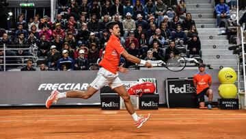 Novak Djokovic ejecuta una derecha en el Masters de Roma.