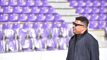 Ronaldo, presidente del Real Valladolid, observando el estadio Zorrilla.