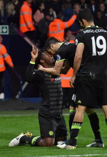 0-1. Michy Batshuayi celebró el primer gol.