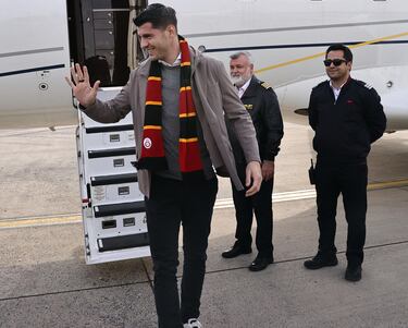 Álvaro Morata a su llegada a Estambul. 