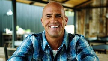 Kelly Slater sonriendo con una camisa de cuadros.