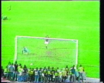 La final de la Eurocopa de Yugoslavia en 1976 entre Checoslovaquia y Holanda (que ganaron los checos) pasará a la historia por una cosa: el penalti de Panenka.
El encuentro terminó 2-2, y tras la prórroga fueron a la tanda de penaltis. El checo fue el último en lanzar de su equipo, y fue el gol que le dio la Eurocopa a Checoslovaquia.