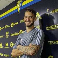 El Cádiz ata a Javi Navarro hasta 2022