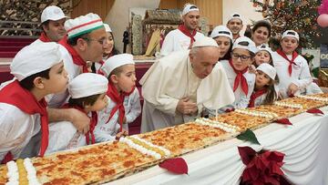 El Papa Francisco celebra su cumpleaños con una pizza gigantesca