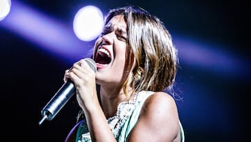 Amaia Romero, ganadora de Operaci&oacute;n Triunfo, cantando durante un concierto.
 
 